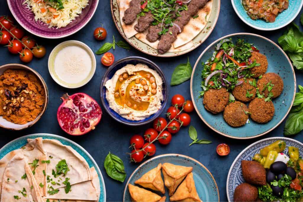 Buffet levantin généreux composé de houmous, falafels, grillades, salades fraîches et bouchées traditionnelles